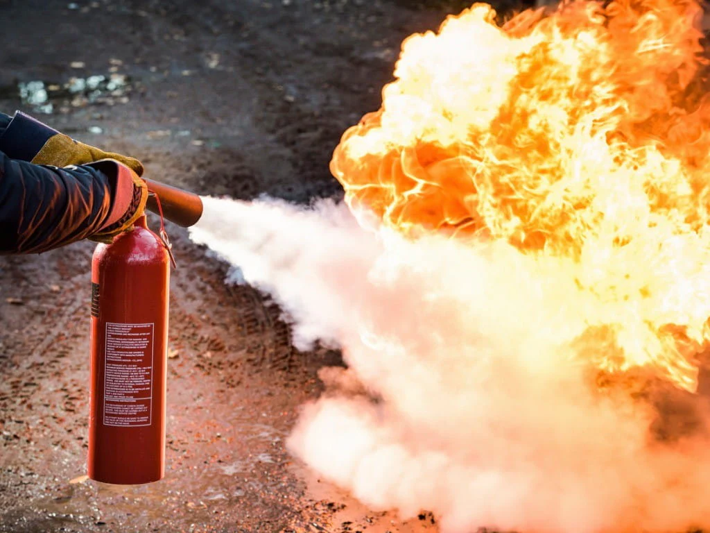 fireextinguishersafetyfightingafire184